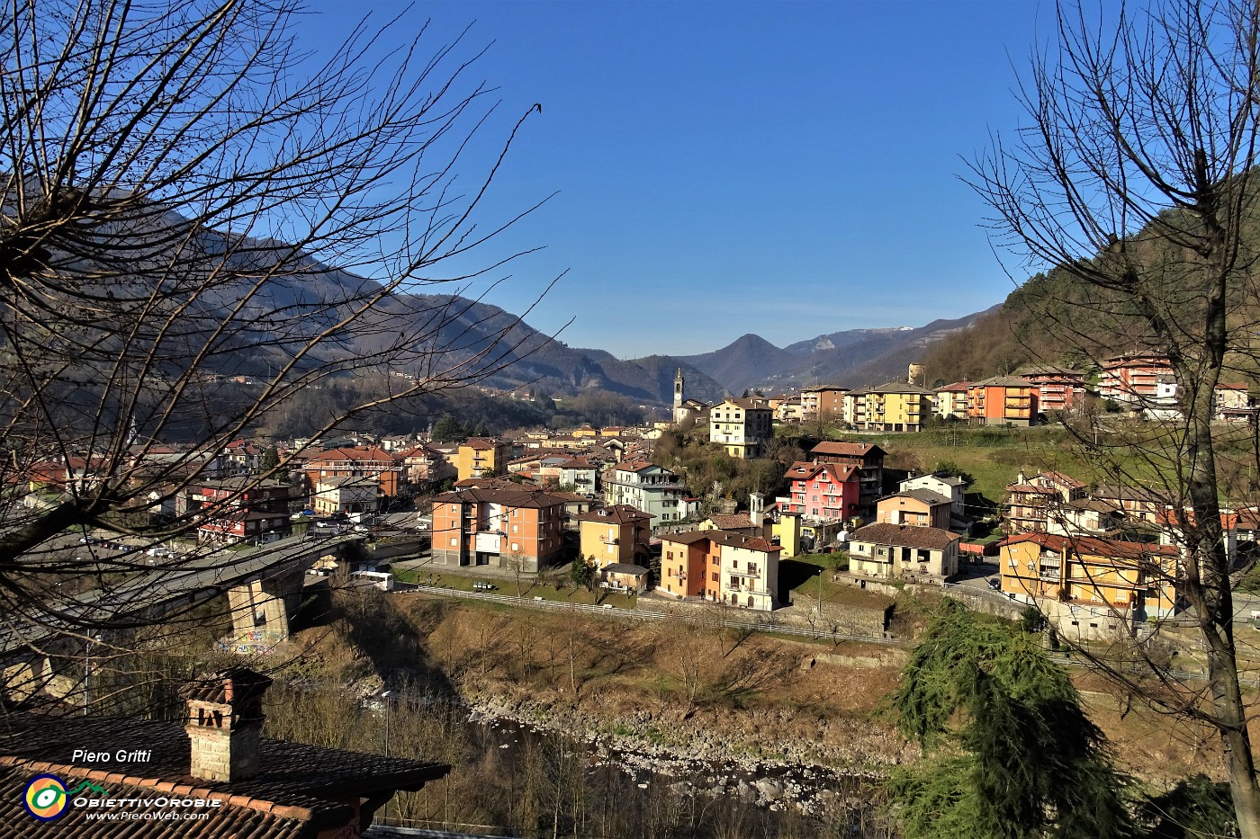 06 Scorcio su Zogno illuminato dal sole mattutino.JPG